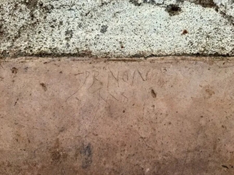 کشف نیمکت باستانی در مقابل خانه ۲ هزار ساله | عکس