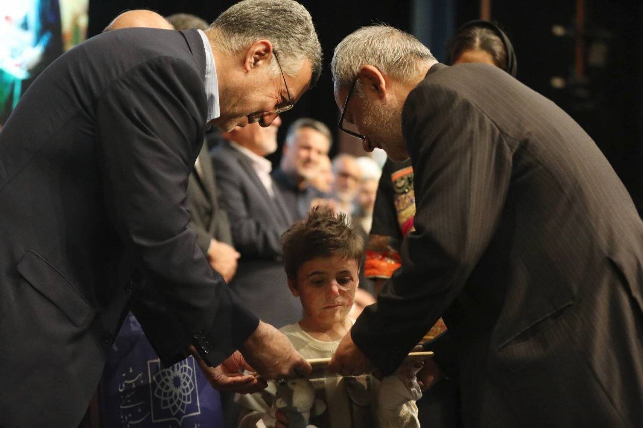 تقدیر از کوچکترین جانباز جنگ ۱۲ روزه | عکس