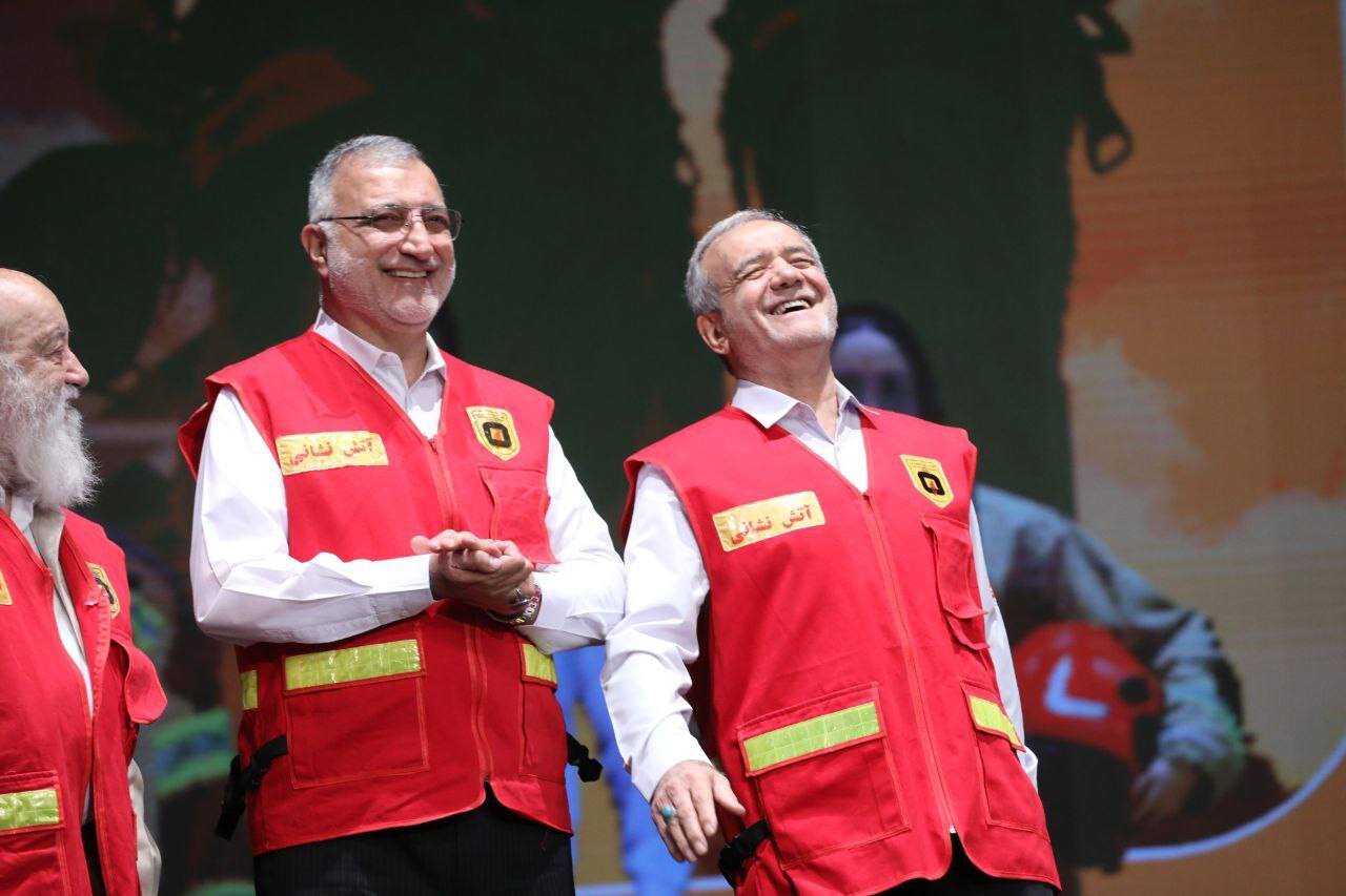 خندههای پزشکیان و زاکانی در لباس آتش نشانی + عکس