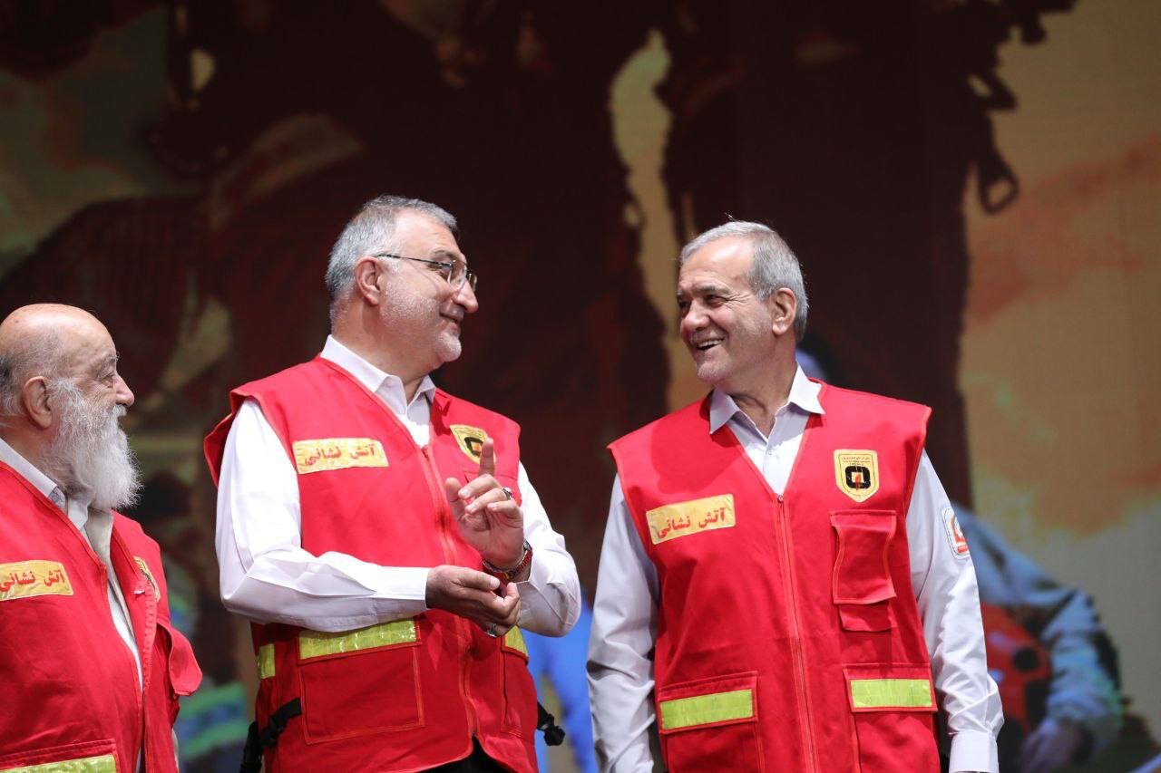 خندههای پزشکیان و زاکانی در لباس آتش نشانی + عکس