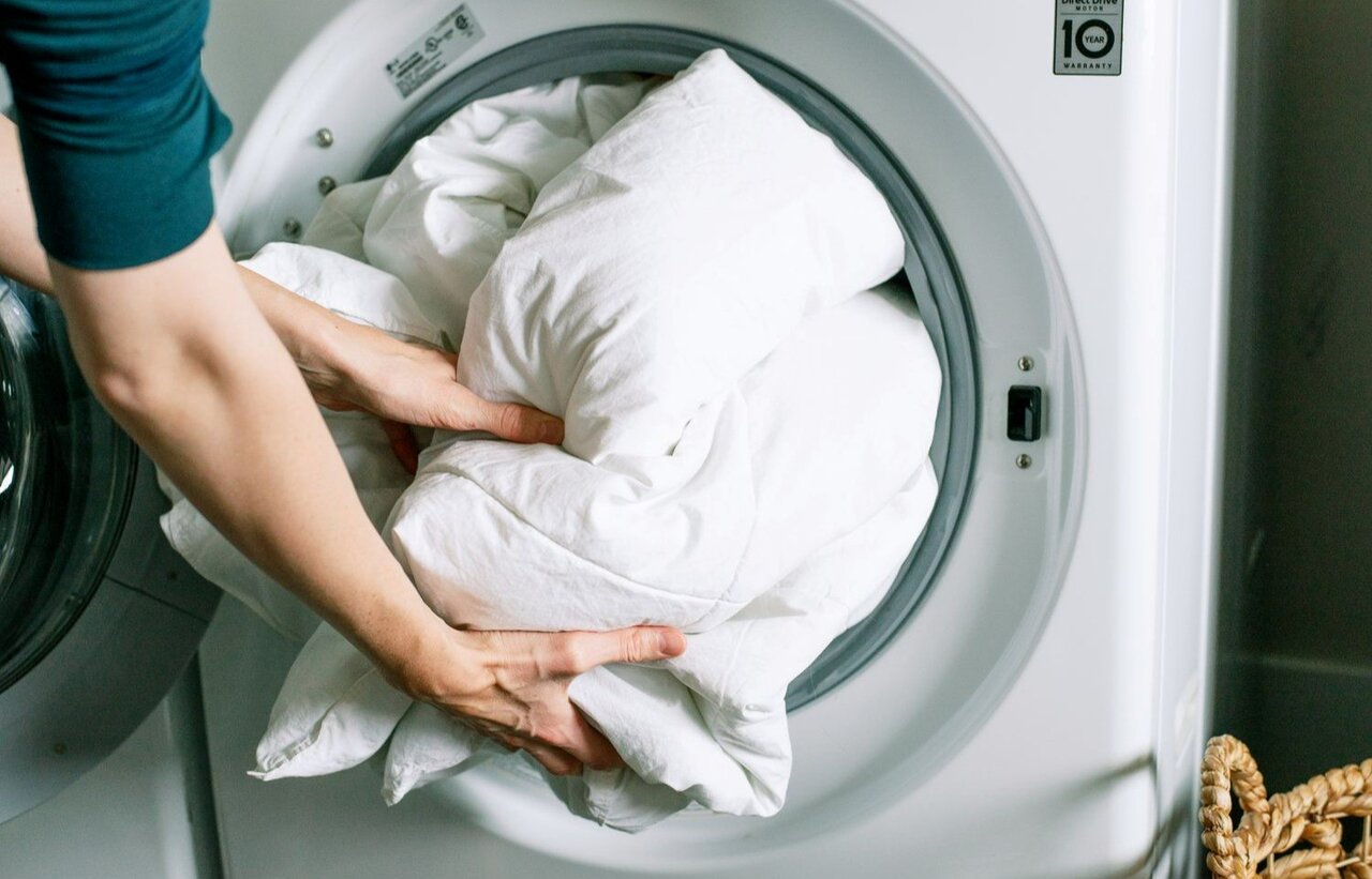 روش صحیح شستن پتو با دست و ماشین لباسشویی