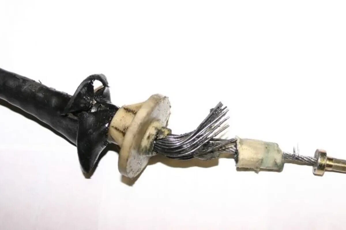 اگر سیم کلاچ پاره شد چه کنیم ؟ ؛ علل، نشانهها و راهکارهای تعمیر در خودروهای گیربکس دستی