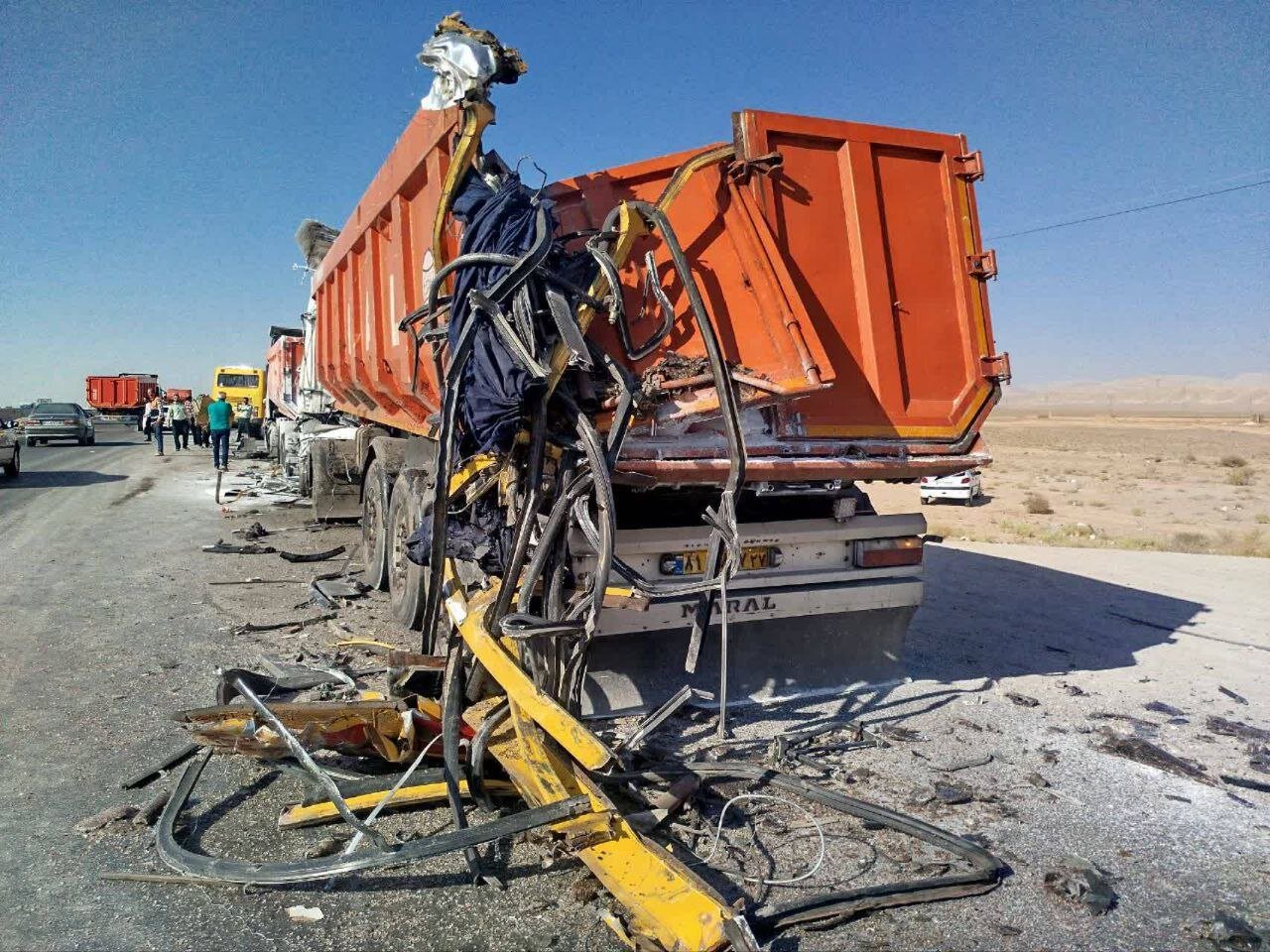 تصاویری از تصادف هولناک اتوبوس دانشجویان علوم پزشکی با تریلی