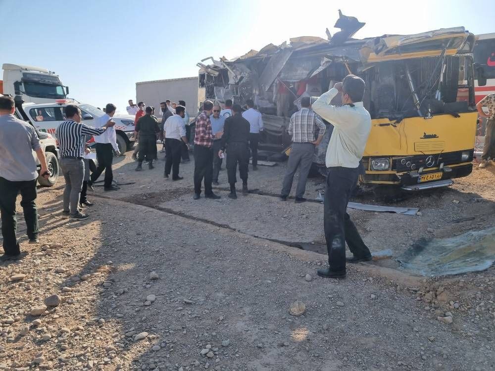 تصاویری از تصادف هولناک ‌اتوبوس دانشجویان علوم پزشکی با تریلی