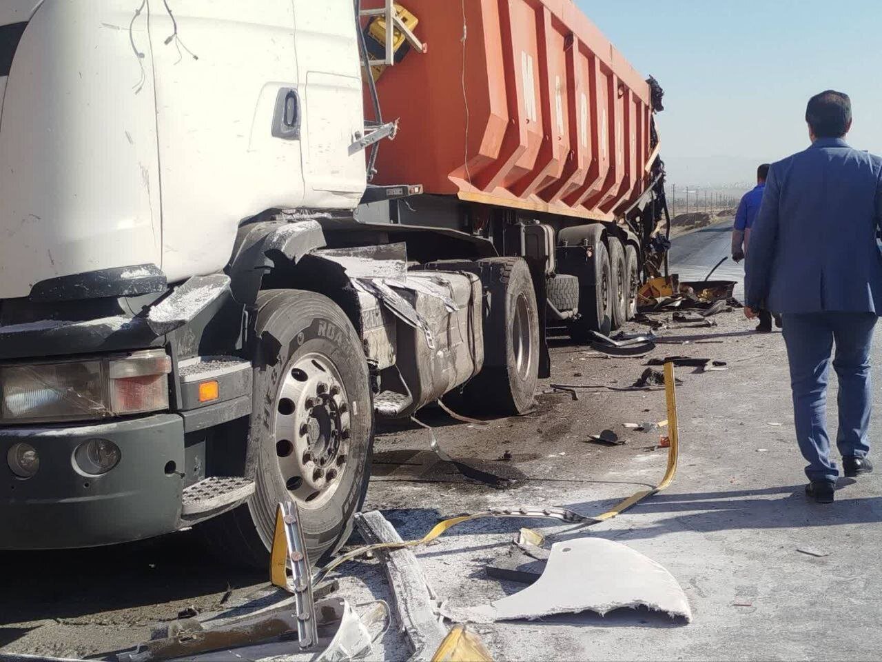 تصاویری از تصادف هولناک اتوبوس دانشجویان علوم پزشکی با تریلی