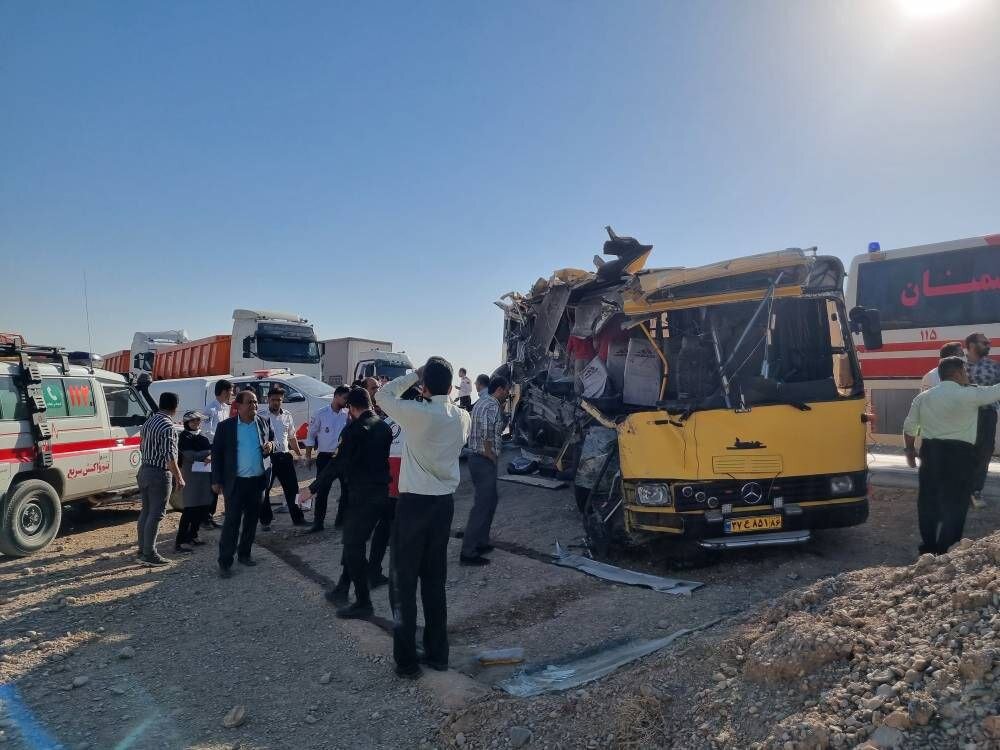 تصاویری از تصادف هولناک ‌اتوبوس دانشجویان علوم پزشکی با تریلی