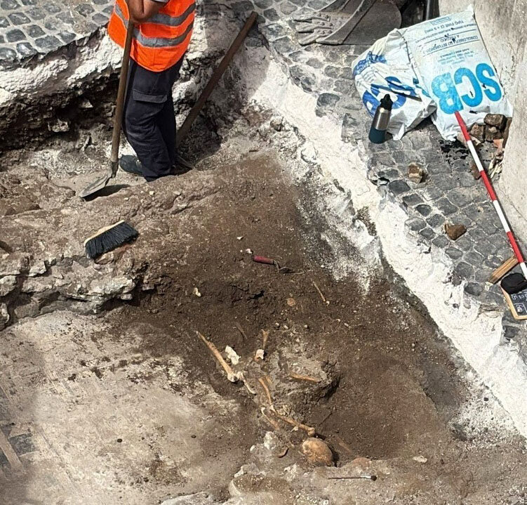 اسکلت قرون وسطایی زیر سنگفرش خیابان | عکس