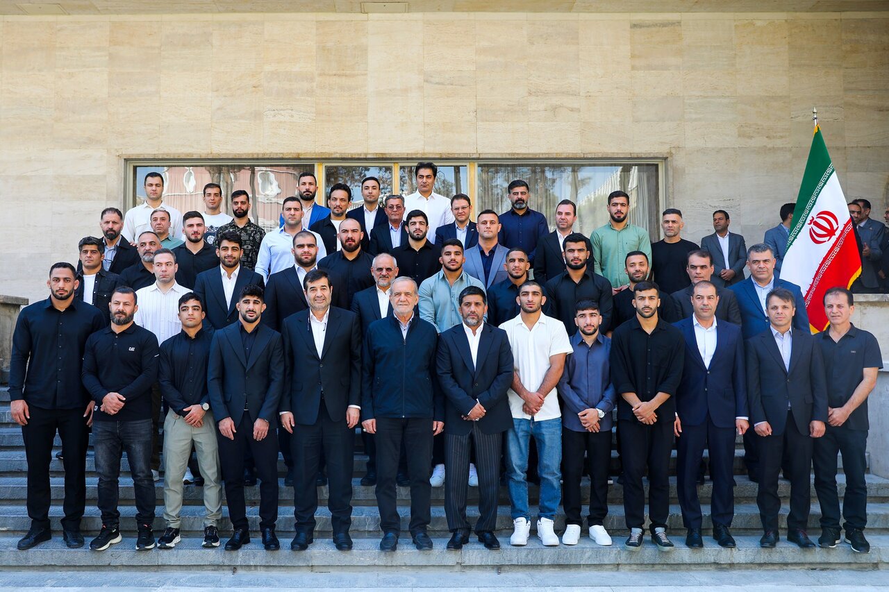 دیدار صمیمی رئیس‌جمهور با اعضای تیم ملی کشتی | تصاویر