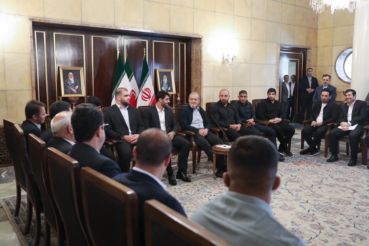 دیدار صمیمی رئیس‌جمهور با اعضای تیم ملی کشتی | تصاویر