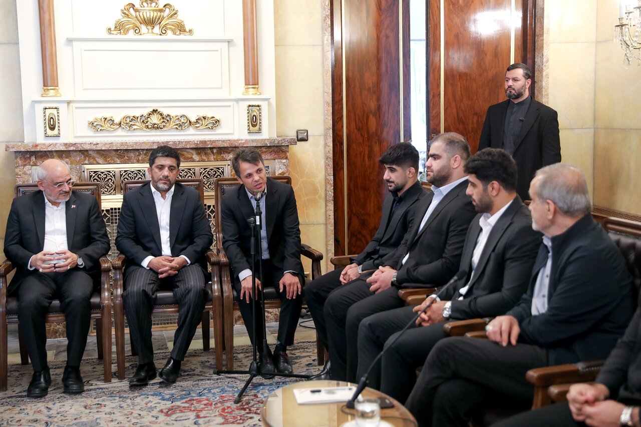 دیدار صمیمی رئیس‌جمهور با اعضای تیم ملی کشتی | تصاویر