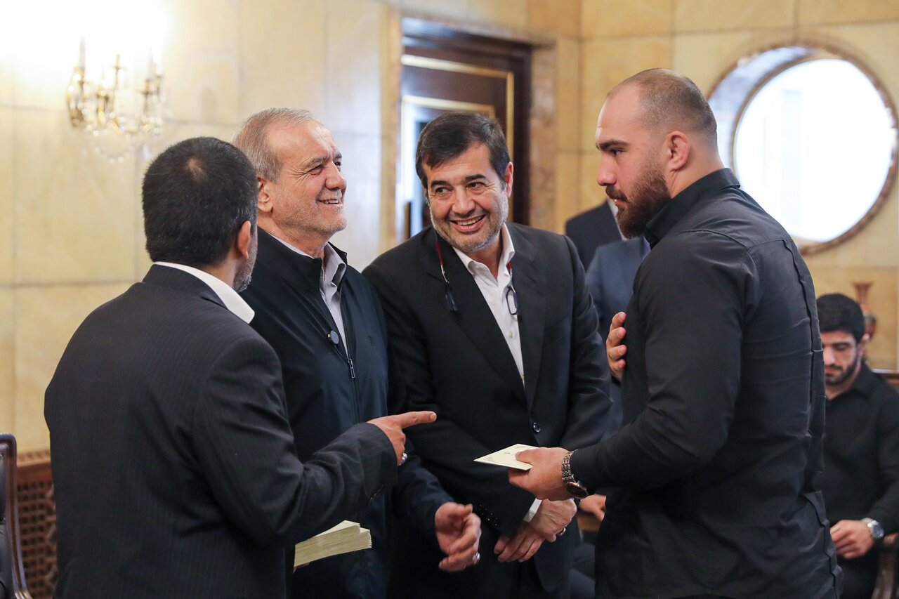 دیدار صمیمی رئیس‌جمهور با اعضای تیم ملی کشتی | تصاویر