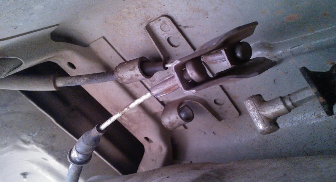 هنگام ترمز بریدن خودرو چه کنیم؟ راهنمای جامع واکنش فوری و ایمنی