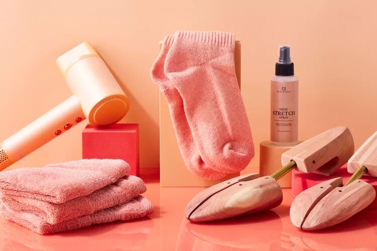 چگونه جلوی کفش را گشاد کنیم ؟ ؛ راهنمای کامل برای رفع تنگی کفش | از کجا بفهمیم کفش اندازه مان است؟