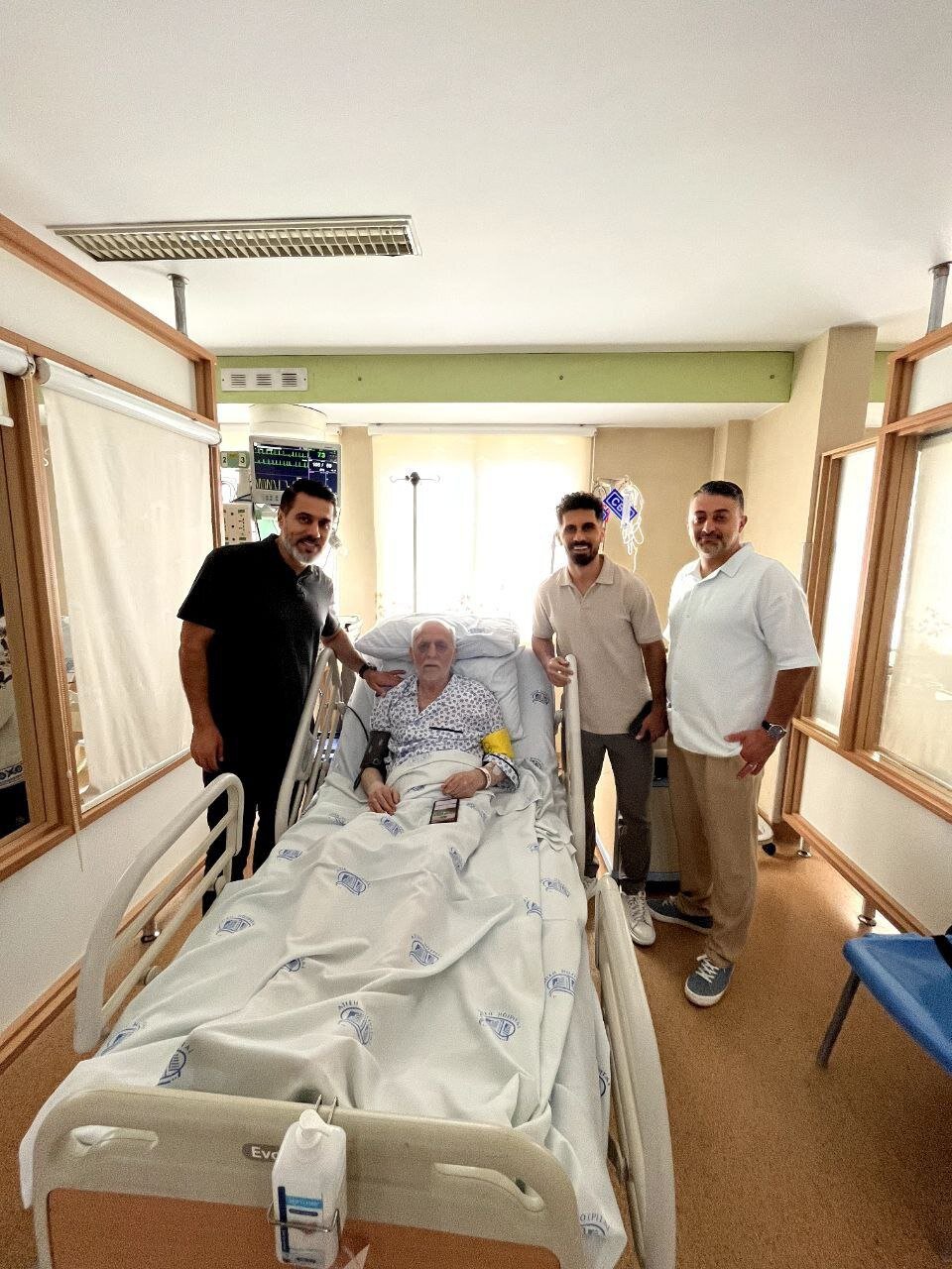 عیادت افشین پیروانی و امید عالیشاه از پیشکسوت پرسپولیس | عکس