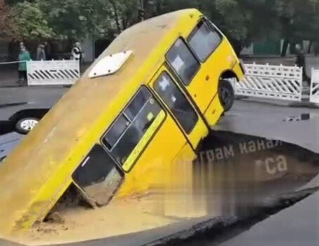 لحظه فرورفتن یک اتوبوس در چاله عظیم پر از آب + ویدئو اتوبوس