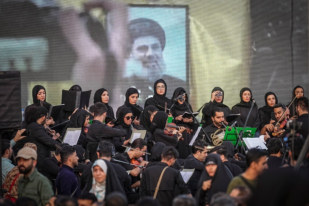 اجرای ارکستر سمفونیک «سرو» در میدان آیینی امام حسین(ع) 