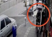 لحظه جوانمردی این مرد در برابر سارقان خشن | چرا حاضران دخالت نکردند؟ | مردی که جانش را کف دستش گذاشت و سارقان را فراری داد + فیلم