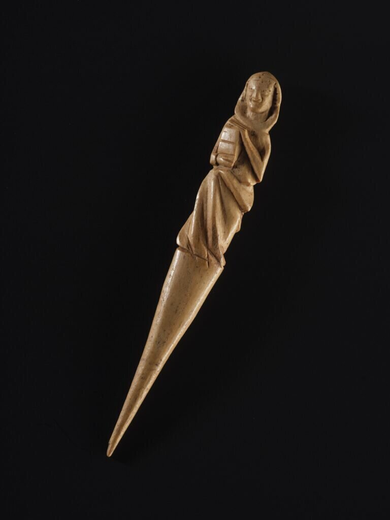 سنجاق سر شاخ گوزن از دل قرون وسطی | عکس