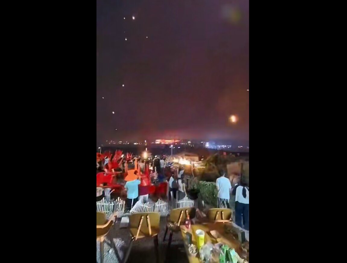 لحظه هولناک سقوط صدها پهپاد روی سر مردم چین!
