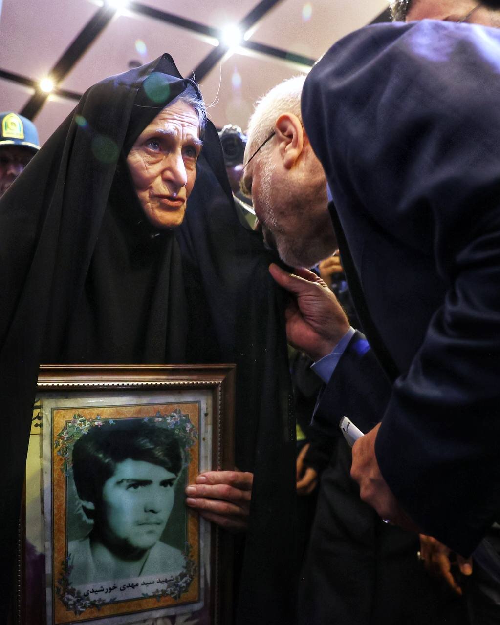 بوسه قالیباف بر چادر مادر شهید | عکس