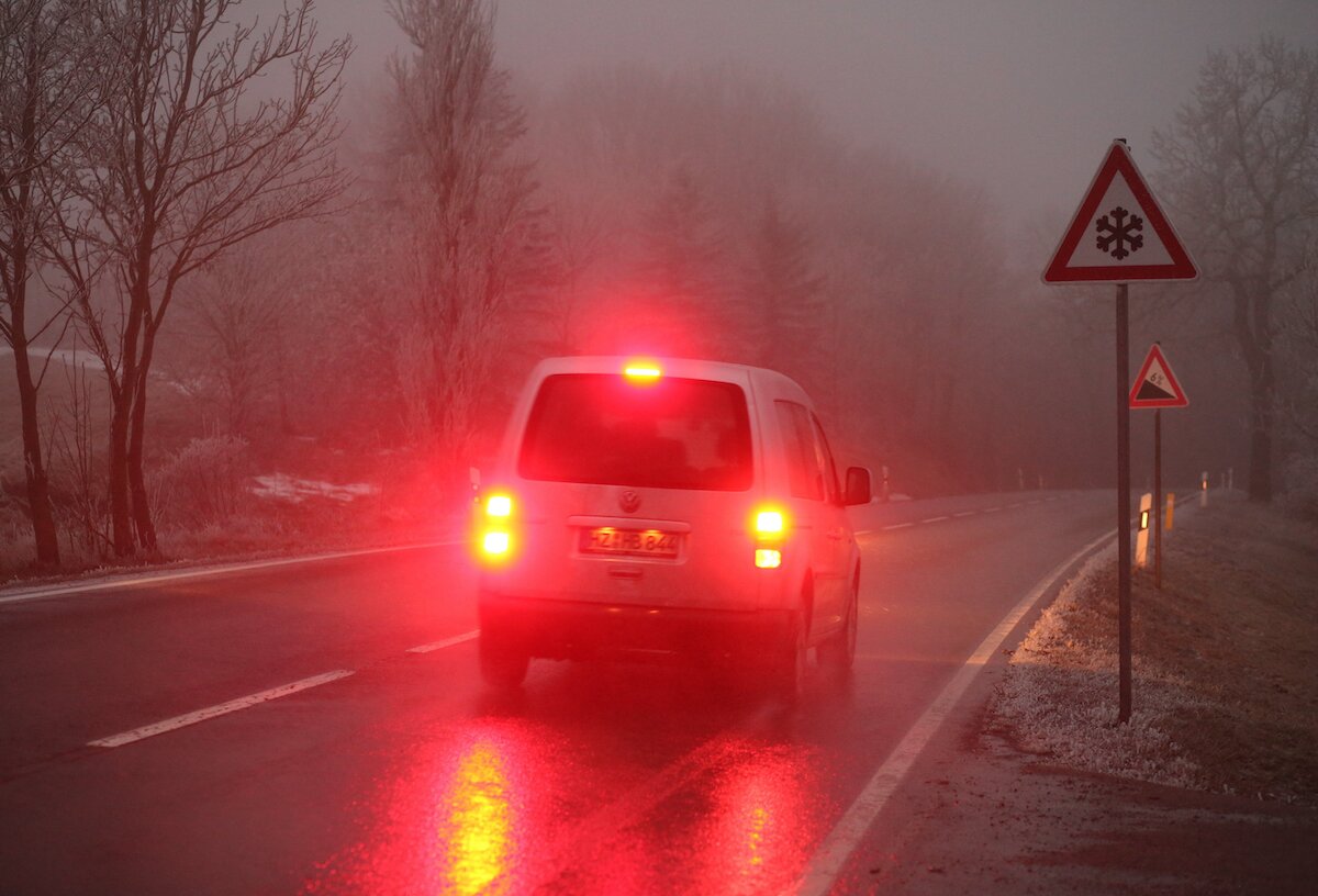 چراغ ترمز ماشینتان روشن نمیشود ؟ ؛ دلایل و راهکارهای تعمیر و تعویض چراغ ترمز ماشین