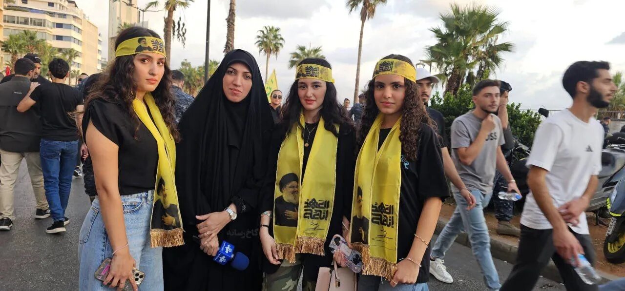 عکس یادگاری مجری صداوسیما با دختران لبنانی؛ ببینید | خون بر شمشیر پیروز است یعنی همین...