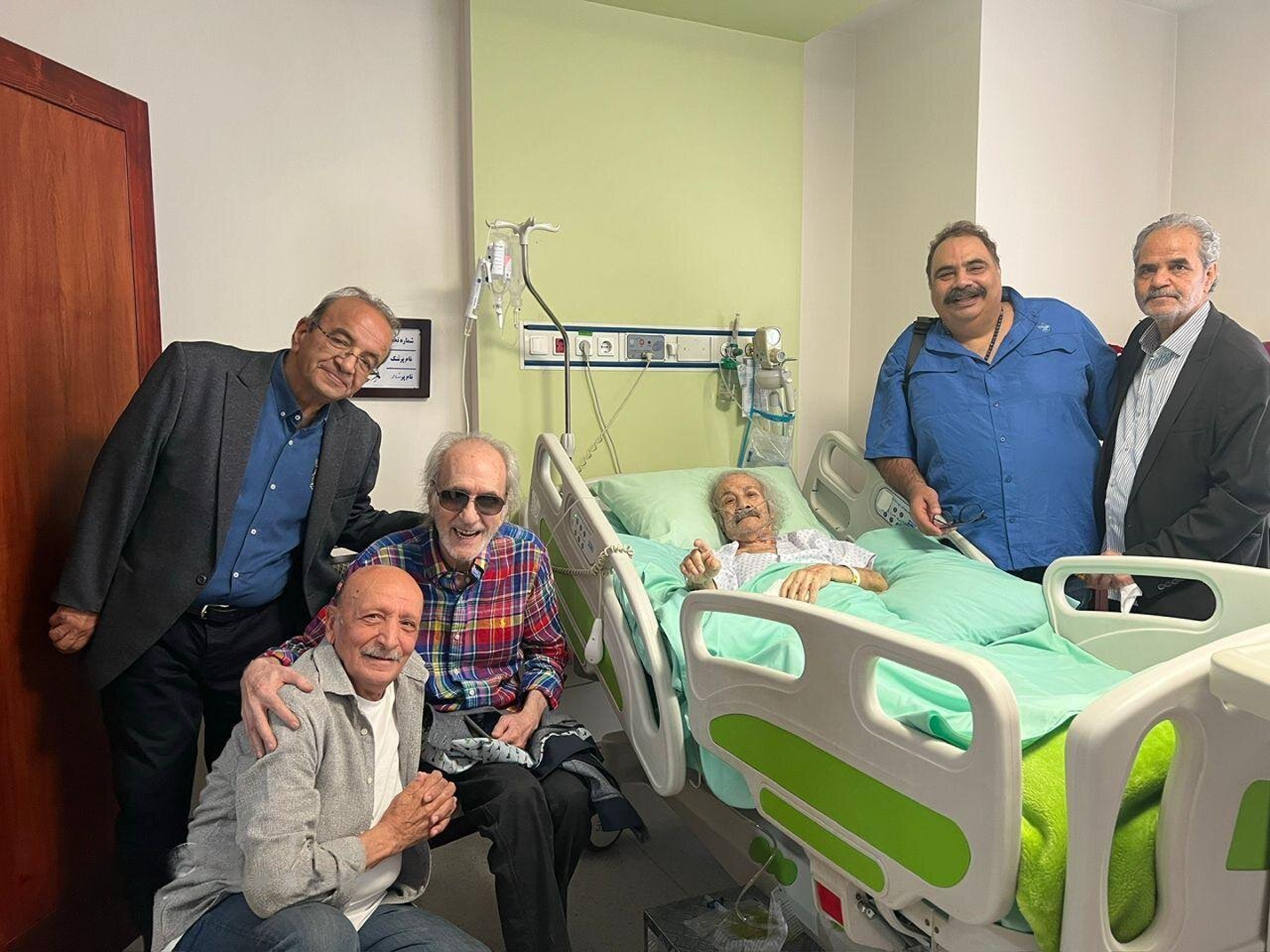 عیادت جمعی از هنرمندان از سعید پیردوست در بیمارستان | عکس