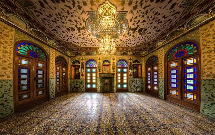 گردش در کاخ ۴۰۰ ساله