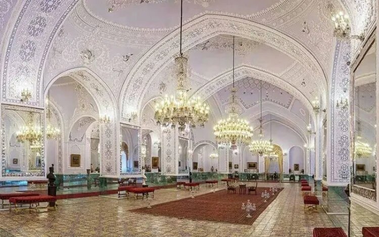 گردش در کاخ ۴۰۰ ساله