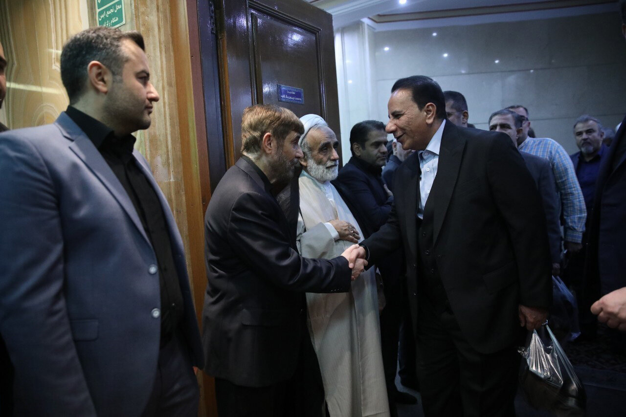 چهره ها در مراسم ختم همسر علی آقامحمدی ؛ از حضور حجت الاسلام و المسلمین سید هادی خامنه ای تا برادران جهانگیری و میرسلیم و ضرغامی | تصاویر