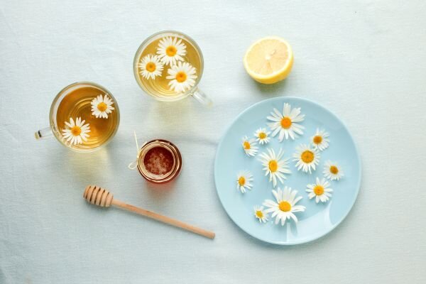 دمنوش بابونه و عسل برای چی خوبه ؟ ؛ خواص و روش تهیه دمنوش بابونه و عسل