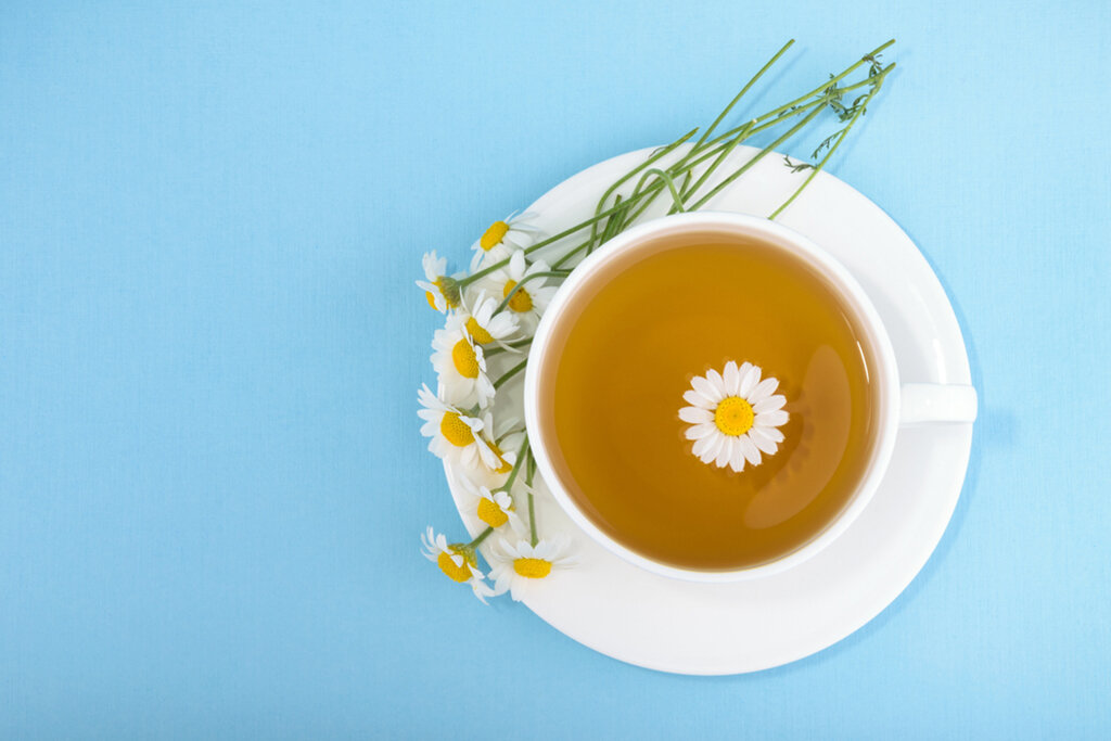 دمنوش بابونه و عسل - Chamomile and honey tea
