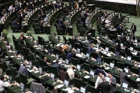عکس یادگاری نمایندگان مجلس با کشتی‌گیران قهرمان 