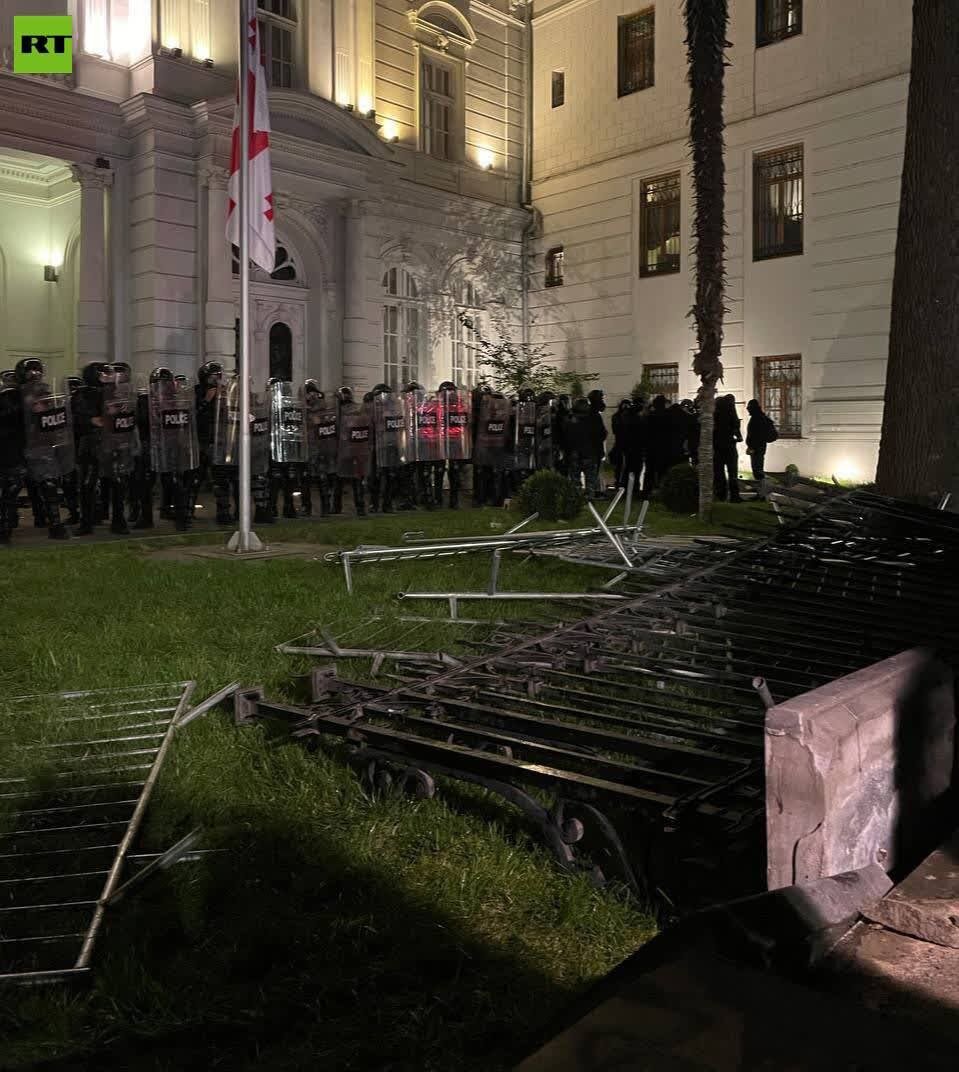 تخریب حصارهای اطراف کاخ ریاستجمهوری توسط معترضان | تصاویر