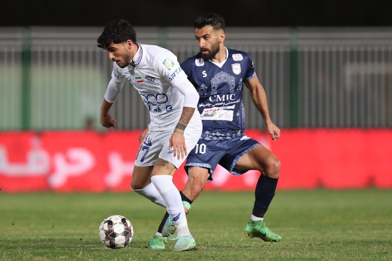 هواداران استقلال چه شعارهایی علیه بازیکنان سردادند؟ | ببینید استقلال