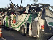 لحظه هولناک برخورد یک اتوبوس به خودروها در خیابان باریک+ ویدئو