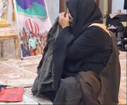 تصاویری احساسی از بوسه یک مادر بر رد خون فرزندش | ویدئو