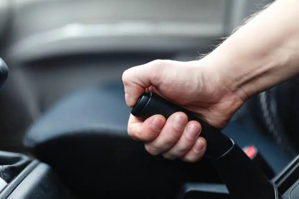 اشتباه رایج هنگام بالا کشیدن ترمز دستی | نحوه صحیح بالا کشیدن ترمز دستی را بدانید