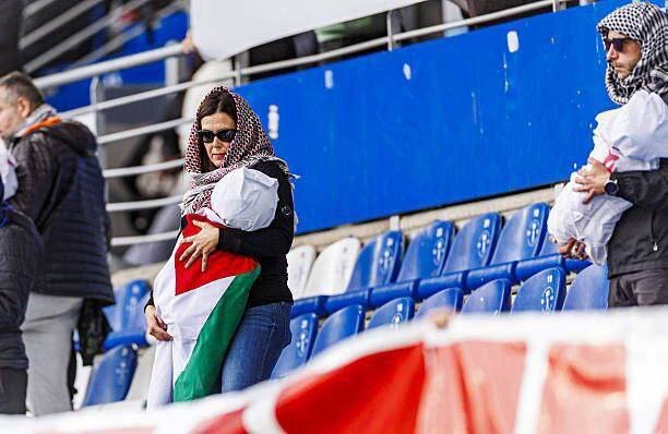 کودکان نمادین کفن پیچ شده در لیگ اسپانیا؛ تصاویر تلخ به یاد غزه | تصاویر