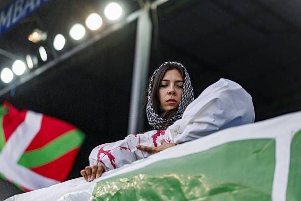 کودکان نمادین کفن پیچ شده در لیگ اسپانیا؛ تصاویر تلخ به یاد غزه | تصاویر