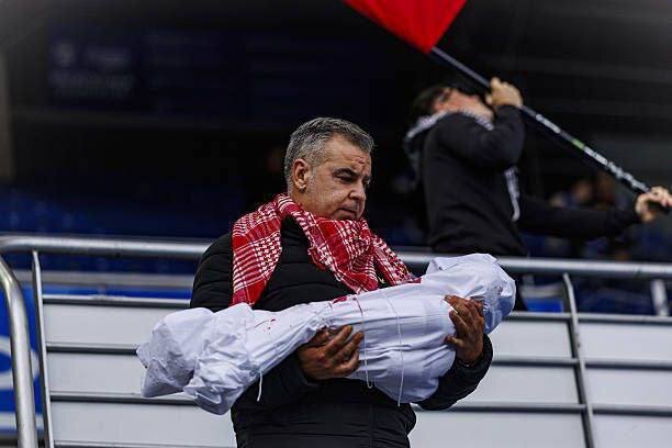 کودکان نمادین کفن پیچ شده در لیگ اسپانیا؛ تصاویر تلخ به یاد غزه | تصاویر