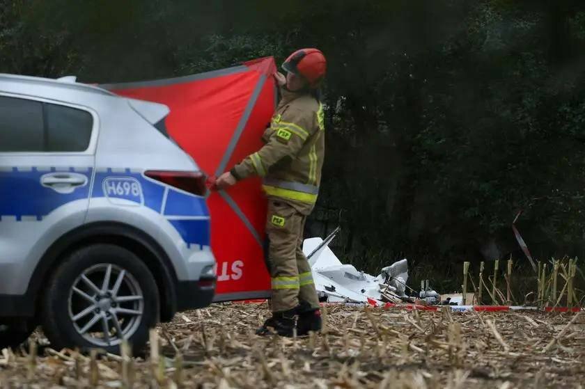 تصاویر پیدا شدن لاشه یک «شیء شبیه پهپاد» در یک مزرعه | حضور پلیس لهستان در منطقه