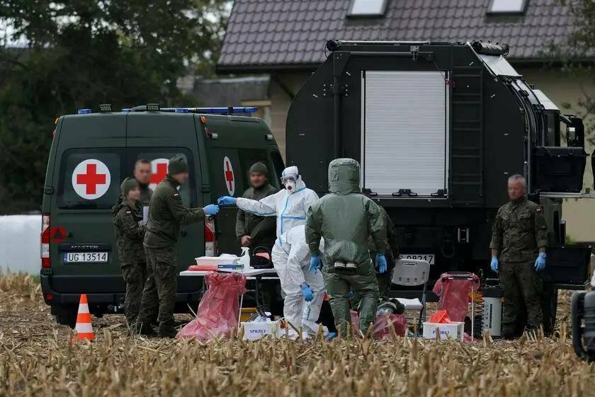 تصاویر پیدا شدن لاشه یک «شیء شبیه پهپاد» در یک مزرعه | حضور پلیس لهستان در منطقه