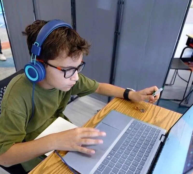 اینجا گرانترین مدرسه دنیاست؟ | هزینه نجومی با معلم هوش مصنوعی! + عکس