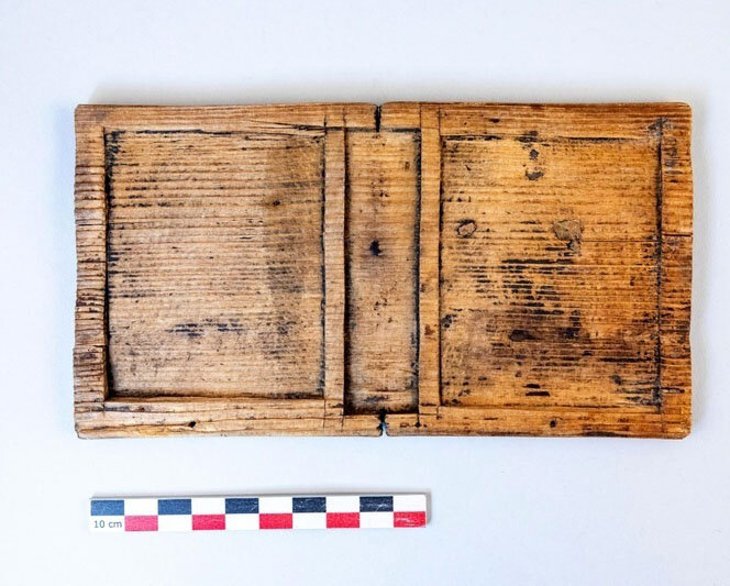 پیدا شدن کفشهای چوبی ۲ هزار ساله در چاه! + عکس