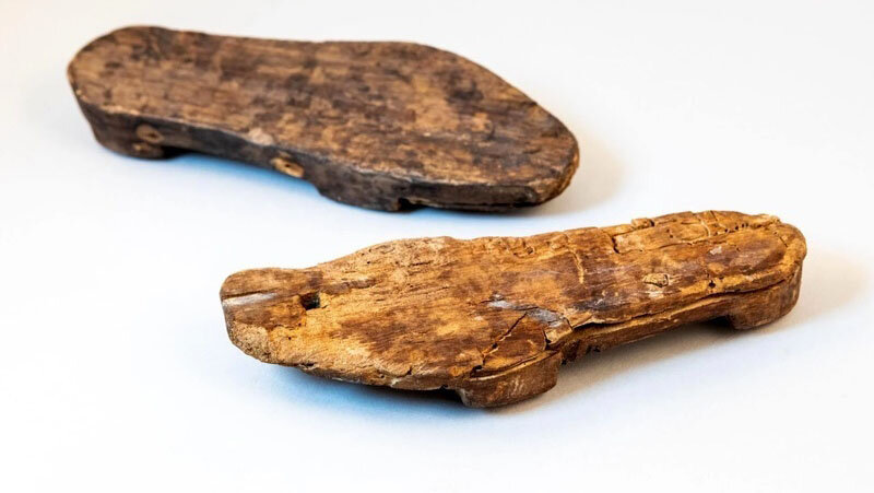 پیدا شدن کفشهای چوبی ۲ هزار ساله در چاه! + عکس