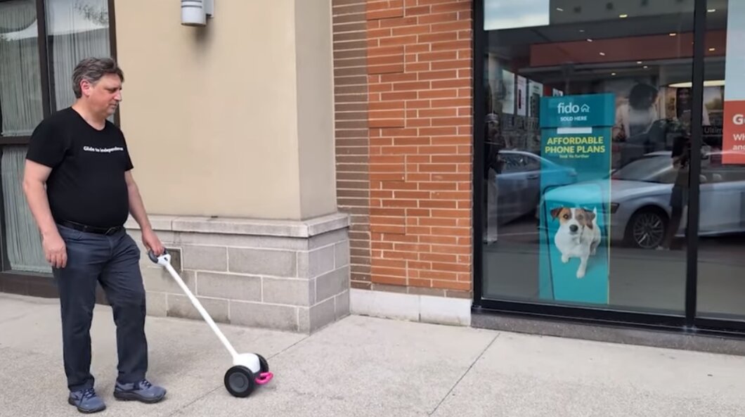 این عصای سفید هوشمند خیال نابینایان را راحت میکند | از نقشهخوانی تا تشخیص مانع و پله + عکس