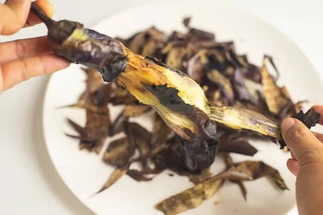 روشهای پوست کندن بادمجان کبابی بدون خراب شدن بافت آن