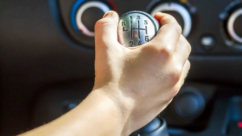 دلایل لرزش دنده خودرو در زمان ایستادن، حرکت و تعویض دنده