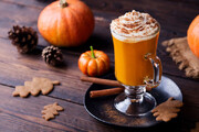 پامپکین اسپایس لاته ؛ مشهورترین نوشیدنی دلپذیر پاییزی کافه ها